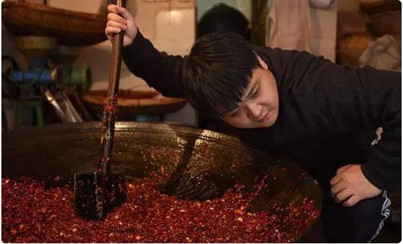 这口熬了十年火遍全国的火锅 终于来郑州了