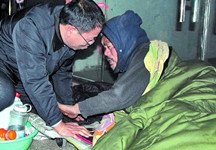 漯河民政局长跪地劝流浪老人受助