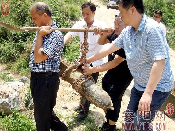 安阳工地惊现一枚航空炸弹 重60多公斤长近1米