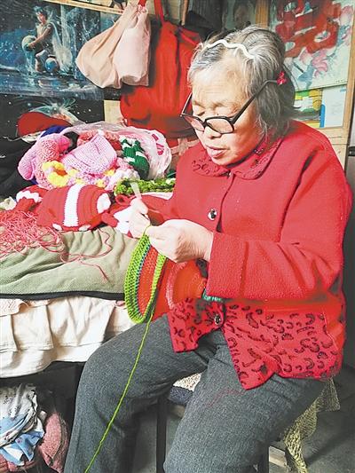 "爱心奶奶"织帽子送福利院 编花篮曾出口美国