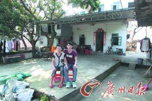 海轮和母亲的合影。南沙家里的老屋建于80年代,翻新修建多年的老屋也是母亲一直以来的愿望。