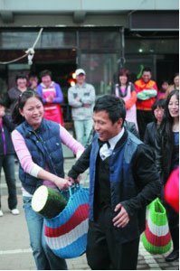 宋小宝首度开腔谈当爹感受 龙凤胎名字师傅定