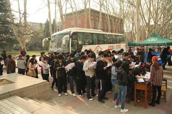 郑州大学软件技术学院举行无偿献血活动