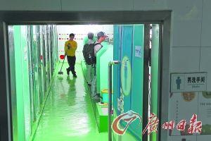 海轮在厕所保洁,厕格客人使用过就要立即用水瓢舀水彻底冲洗。