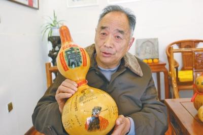 75歲老人的微型書法 每個字5毫米大