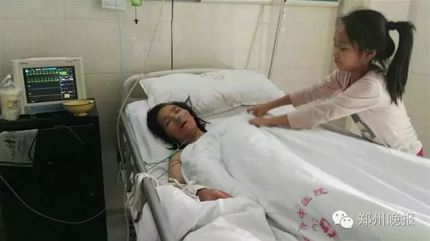 郑州9岁女孩撑起一个家 医院里独自照顾病危妈