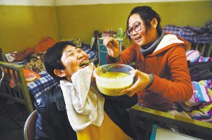 17岁河南女孩背着偏瘫母亲天津上大学 感动师生
