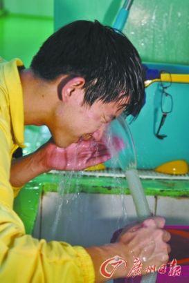 临近下班,海轮随手抓起水管洗去满头汗水,也洗去一天的疲劳。