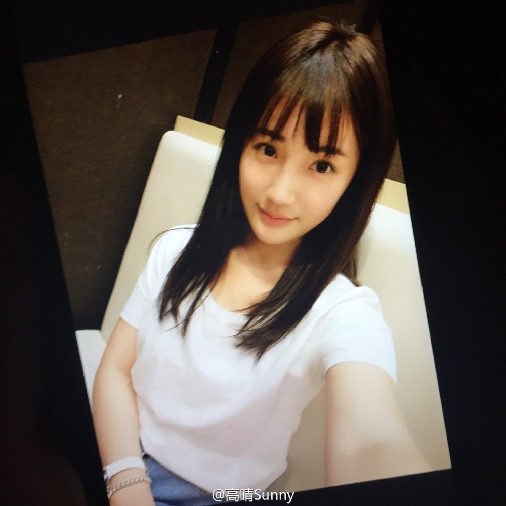 "最美校服女生"生活照曝光 长发及腰颜值爆表