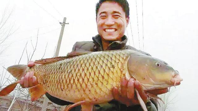 漯河男子一竿钓出7.8公斤大鱼 众人围观拍照
