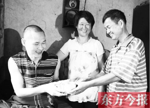 南阳农妇丈夫瘫痪 被逼离婚后带着前夫嫁人