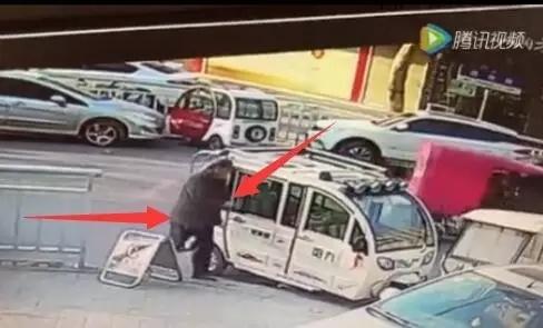商丘小偷超市附近“炫技” 瞬间开锁偷走一辆四轮车