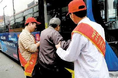 [公交] 郑州 明星车长 拿公交车当宠物养了