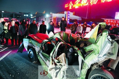 郑州发生惨烈车祸 失控出租车被挤扁司机身亡