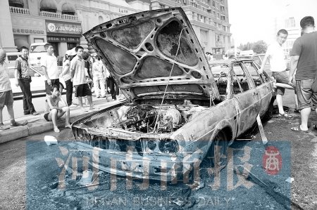 出租车途中突起火 消防提醒警惕电路油路老化