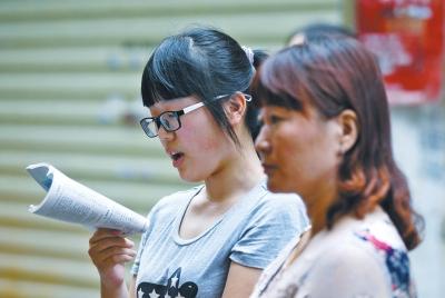 郑州任性高考生弃考玩失踪 母亲考场外哭泣