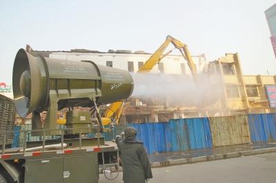 河南出台新规:拆房子时 必须洒水喷雾降尘