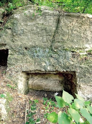 龙门西山现唐景教墓葬遗迹 深山里的十字架洞窟