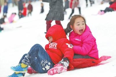 河南多地小学、幼儿园因大雪放假 作业：玩雪！