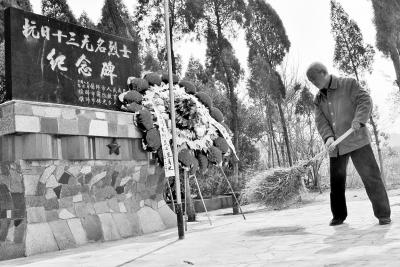 偃师89岁老人45年守护无名烈士墓 逝后儿子接力