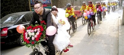 就是坐在老公的车上看风景 他们勤俭节约办"单车婚礼"高清图片