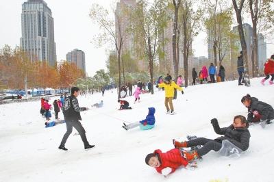 河南多地小学、幼儿园因大雪放假 作业:玩雪