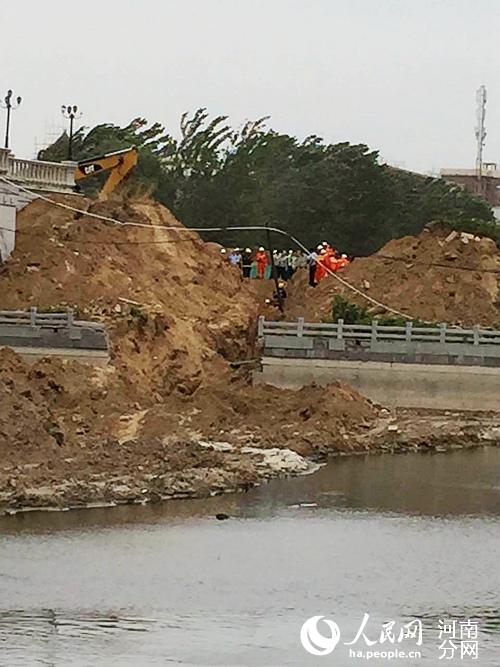 郑州一管道施工工地发生坍塌 3到4名电焊工被