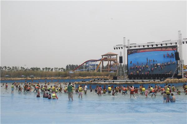 方特水上乐园6日开业 千名比基尼美女舞动