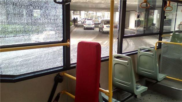 外地司机郑州开大巴遇限高杆 急刹车撞上公交