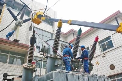 洛阳一变电站突然起火 市民正洗澡时停电停水