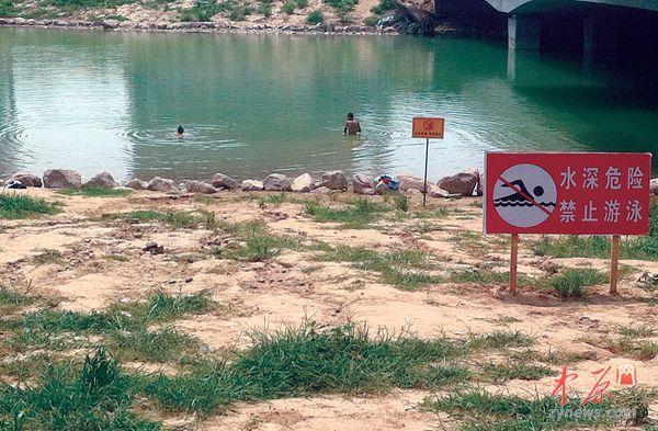 郑州龙子湖10天内发生3起溺水事件 警示牌成摆