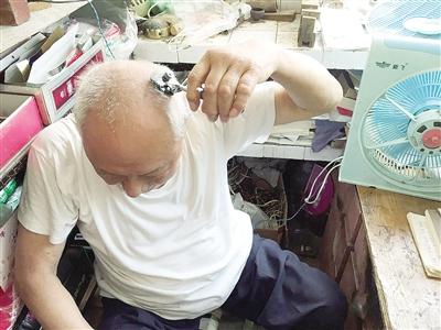 84岁老汉能给自己理发 使用的推子已有60年历
