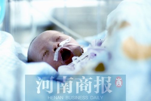 男婴患艾滋病被扔街头 路人为其撑伞1小时救援 