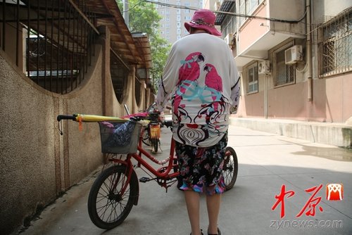 8旬大妈带塑料娃娃逛公园续:<em>两女一子</em>均在郑州