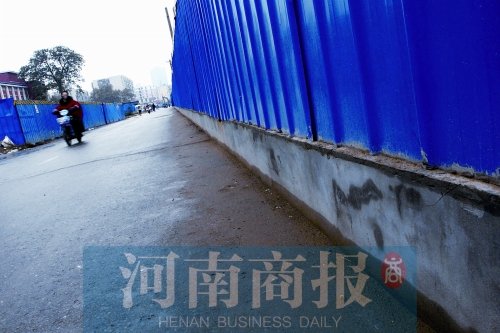 男婴患艾滋病被扔街头 路人为其撑伞1小时救援 