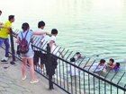 洛阳大学生手拉手救人