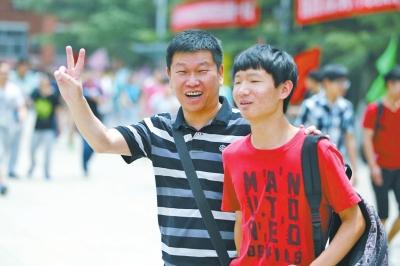 郑州任性高考生弃考玩失踪 母亲考场外哭泣