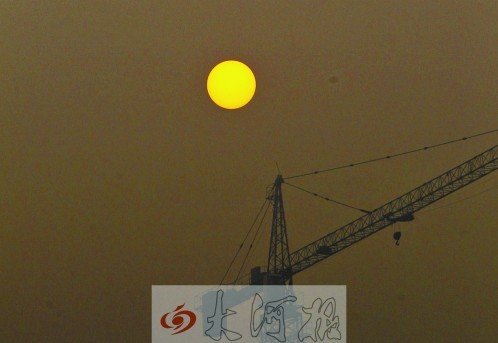 昨日雾霾郑州PM2.5监测值突破600 太阳如鸭蛋黄