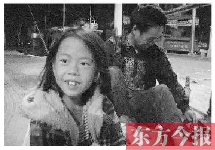 9岁小女孩陪父亲来郑州卖瓜 夏天穿冬衣避蚊