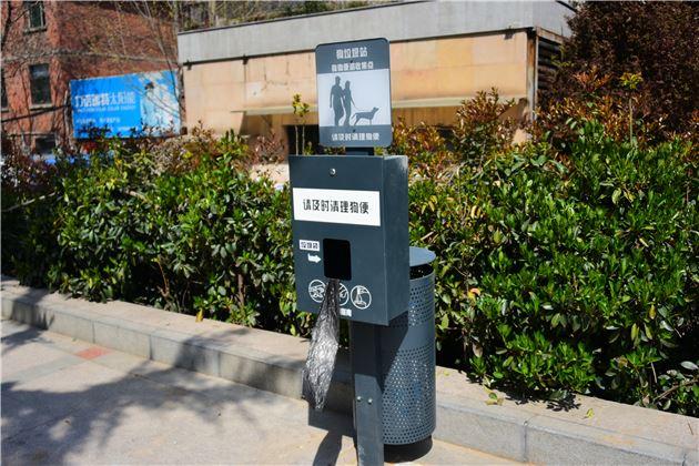 郑州市第一个狗狗垃圾站 今安装在金水河北岸