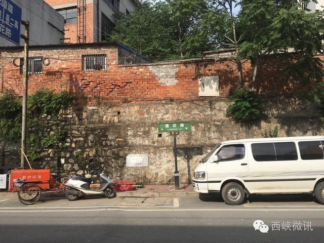 南阳环卫工街头工作 被居民楼上扔下的垃圾砸伤