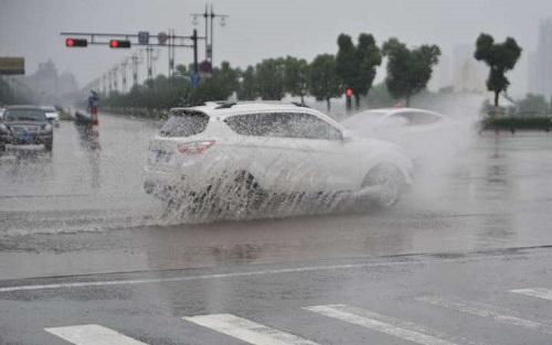 雨天公交车超速溅水 郑州人可打这个电话举报