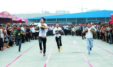 中牟西瓜节选手比赛吃瓜 有人5分钟吃掉10斤瓜