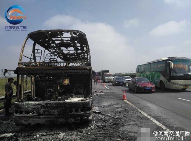 连霍高速开封段大巴车自燃 只剩骨架