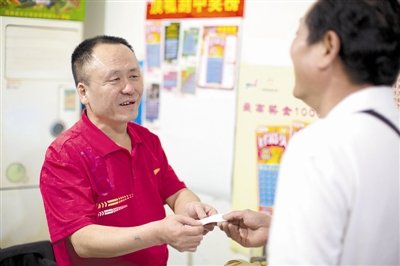 洛阳男子代人买彩票中奖741万元 连夜送还对方