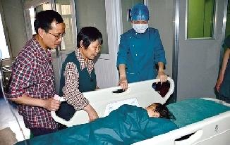 "车祸女孩"手术成功 爸爸来电话将尽快回家