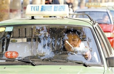 郑州出租车撞人_郑州出租车收入