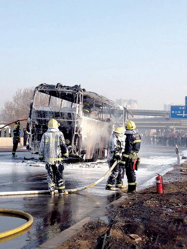郑州大巴途中突然起火 司机疏散及时无人伤亡