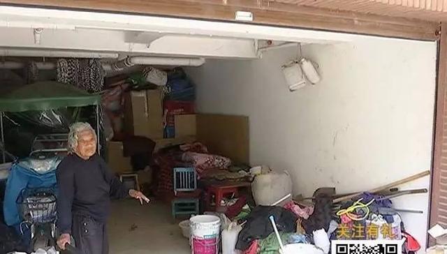 信阳九十四岁高龄老太住车库 其女住同一小区