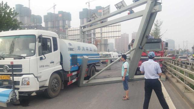 郑州西三环化工路限高杆被撞 堵车超过4公里